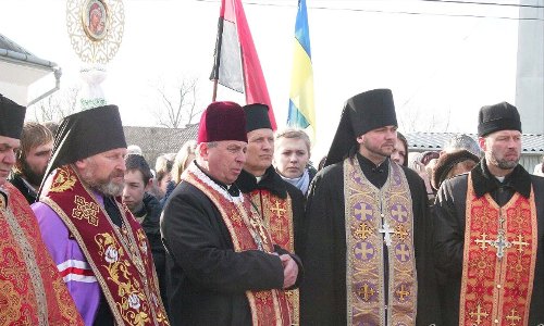 Парафіяни храму на Тернопільщині спорудили пам'ятник Героям Небесної сотні та воїнам АТО.(ФОТО) Парафіяни храму на Тернопільщині спорудили пам'ятник Героям Небесної сотні та воїнам АТО.(ФОТО)